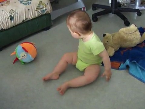 Elsa marche à 4 pattes