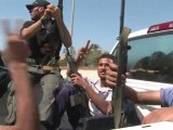 Rebeldes libios y fuerzas leales a Gadafi se enfrentan en Mayah