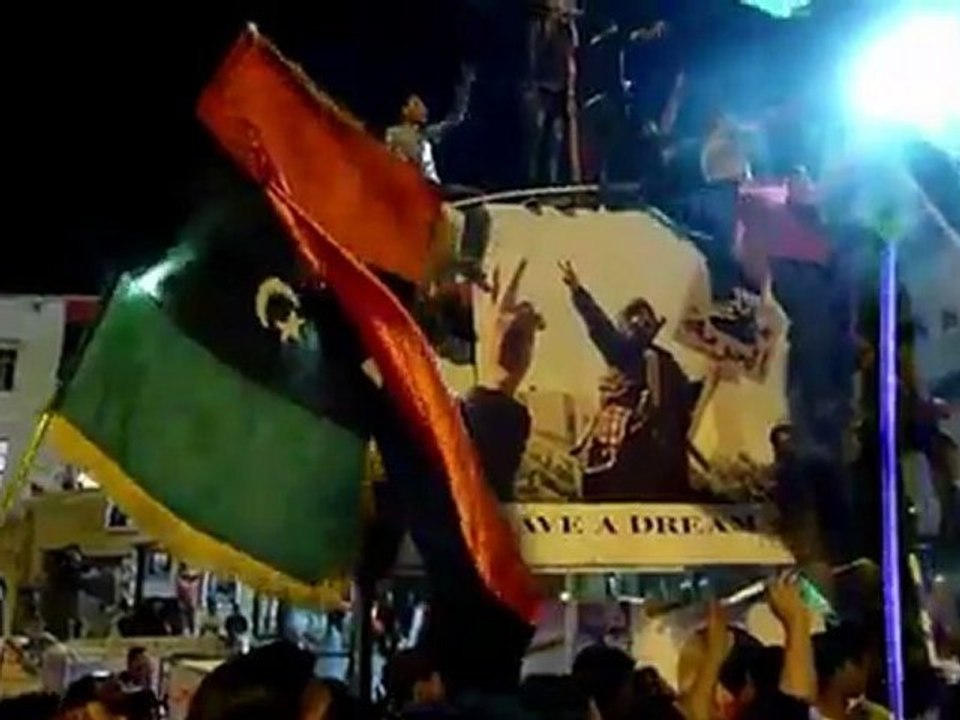 Des dizaines de milliers d'habitants de Benghazi en délire ont envahi dimanche soir les rues de la "capitale" rebelle