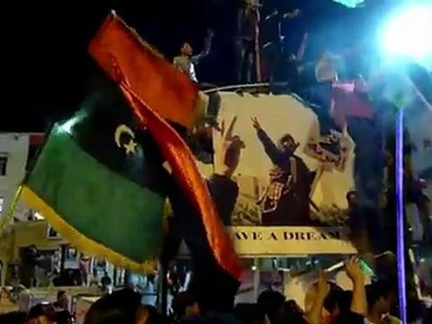 Des dizaines de milliers d'habitants de Benghazi en délire ont envahi dimanche soir les rues de la capitale rebelle