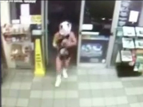 Il braque un magasin en robe et slip sur la tête.