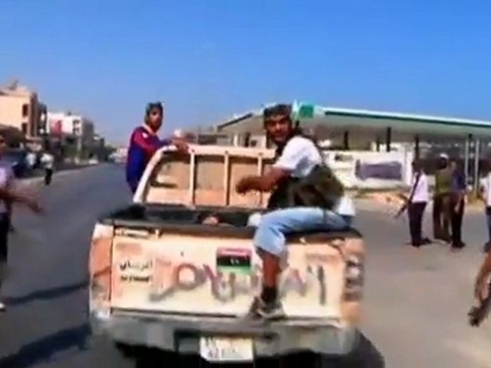 Rebels fight to secure Tripoli