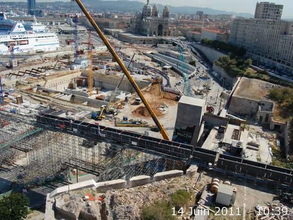 Installation de la passerelle reliant le Fort Saint-Jean au MuCEM J4 en accéléré - juin2011