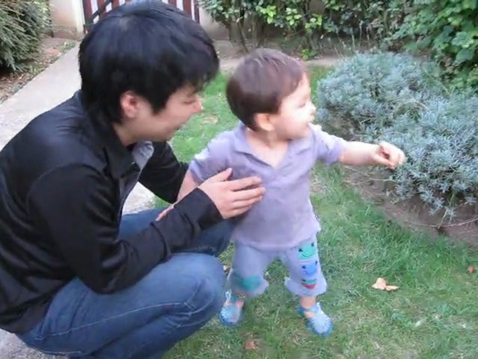 Les premiers pas de Raphaël à 14 mois - Le 22 Août 2011 (9)