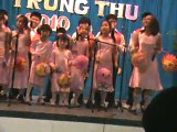 -Ruoc Den Thang Tam by Be Mai Nhu (tet trung thu 2010)