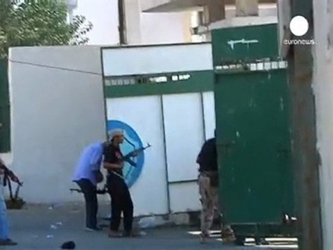 Fighting rages close to Gaddafi's Tripoli compound