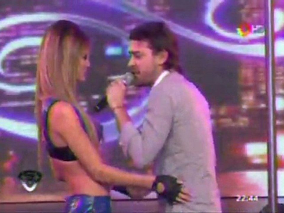 Paula en SM 3 (previa 2 - Pedro le Canta/beso) -  22 de Agosto 2011