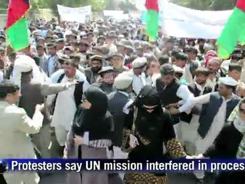 Hundreds of Afghans slam UN in vote row