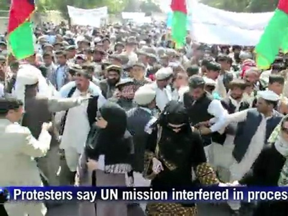 Hundreds of Afghans slam UN in vote row