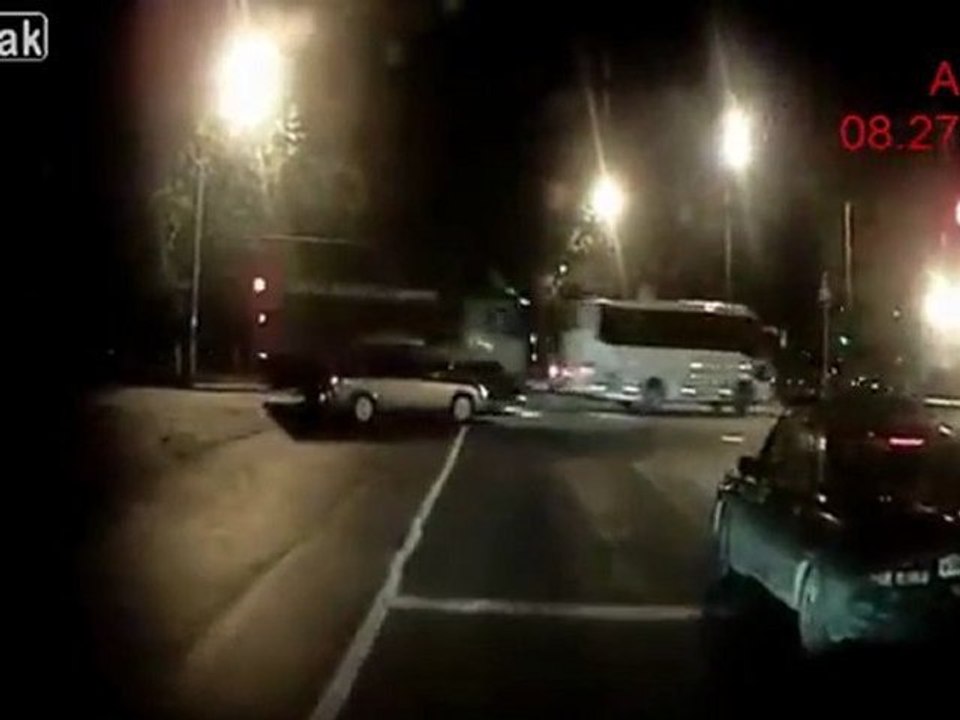 Schwerer Unfall in der Nacht - Car vs Truck