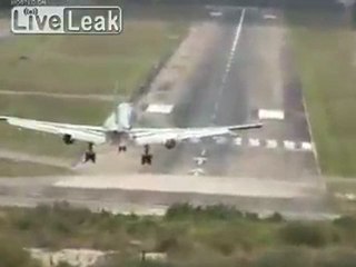 Gefährliche Flughafen in Honduras, bevor die Behinderung Hügel war abgestuft nach unten.