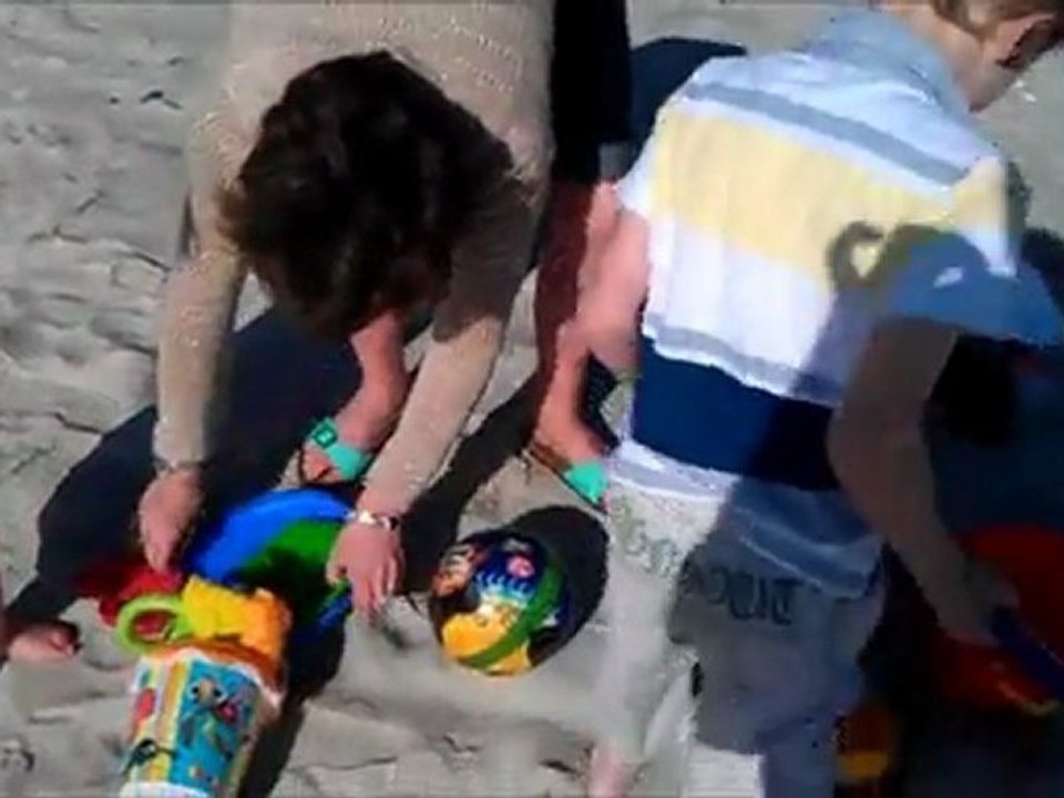 Chloé 1ère fois sur le sable - 08-08-2011