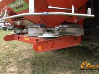 Distributeur d’engrais à modulation de largeur de travail - Vincent Gérard (Kuhn) : « Avec l'Axis 50.1 Hemc, on réduit le régime des plateaux, on modifie le point de chute pour projeter moins loin et garantir la répartition de la nappe »