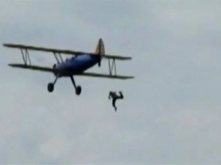 Flügel Walkers Fall aus dem Flugzeug auf Band gefangen; Drei Separate Air Show Tragedies Über Globe Streik