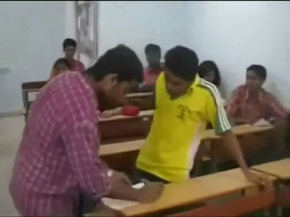 EXAM HALL MEIN KHALBALI