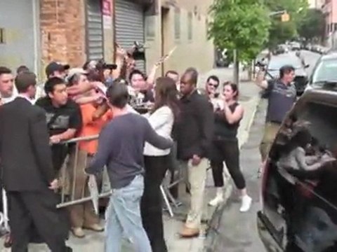 Anne Hathaway Learns From Emmerdale