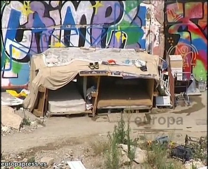 Vecinos viven con basuras y ratas en Barcelona