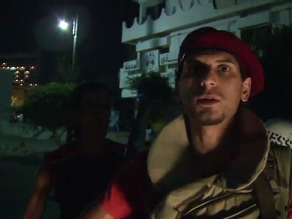 Rebeldes libios mantienen puestos de control en Trípoli