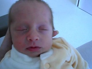 kameron après le bain et le biberon