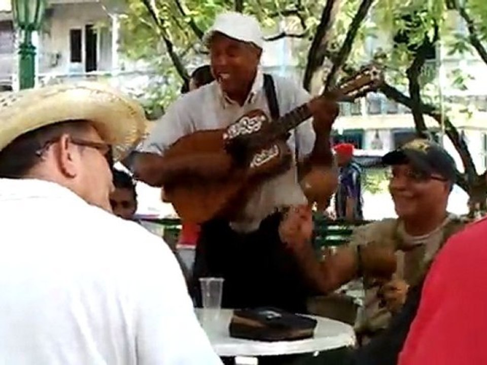 LES SEJOURS SALSA A CUBA AVEC DANSACUBA...www.dansacuba.com .LA JOIE DE STAGIAIRES AU COTES DES MUSICIENS CUBAINS DANS LES RUES DE SANTIAGO...A DECOUVRIR ABSOLUMENT .....