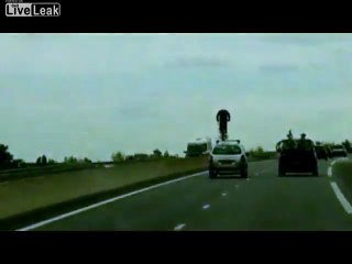 Ein Radfahrer Rides On The Freeway im dichten Verkehr