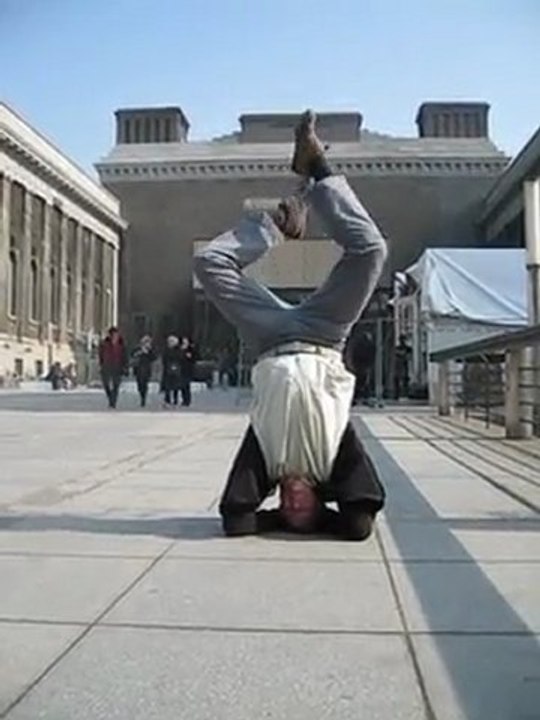 Kopfstand vor dem Pergamon Museum Berlin