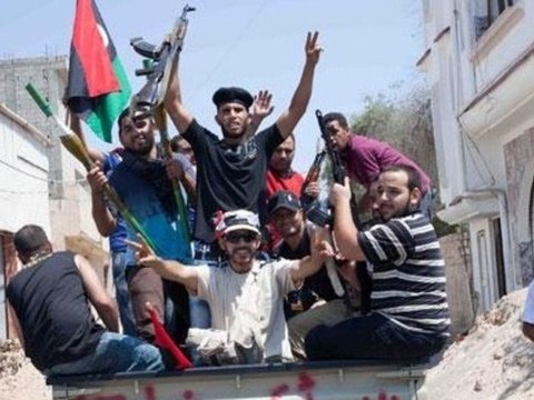 Les colonnes de fumée se dissipent à Tripoli