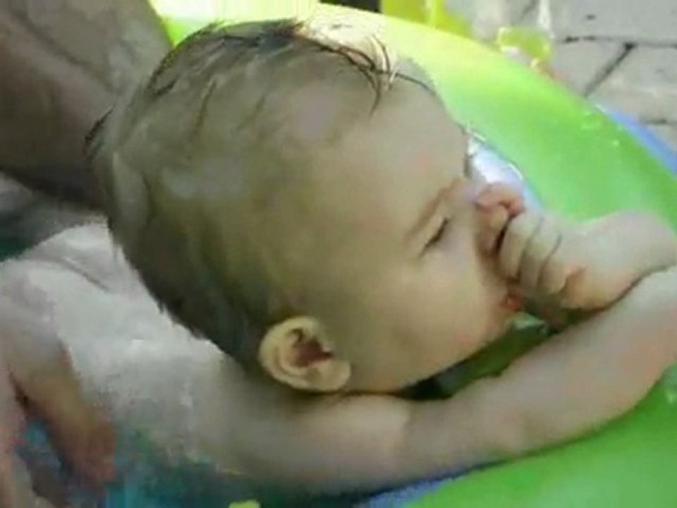 Dans ma piscine avec Papa