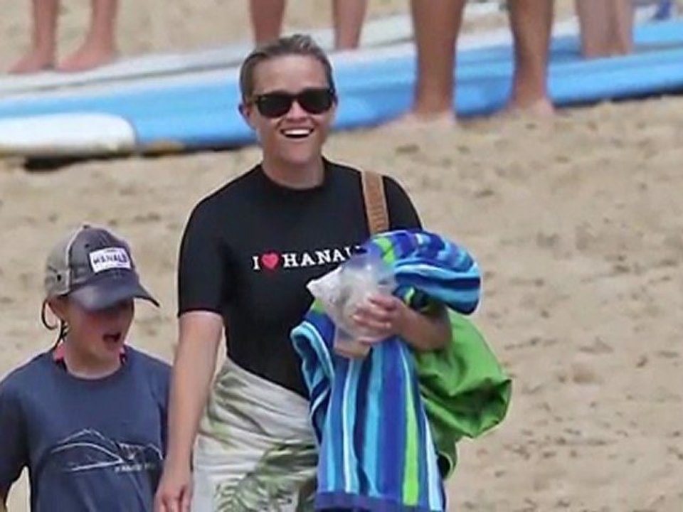 Reese Witherspoon in Hawaii