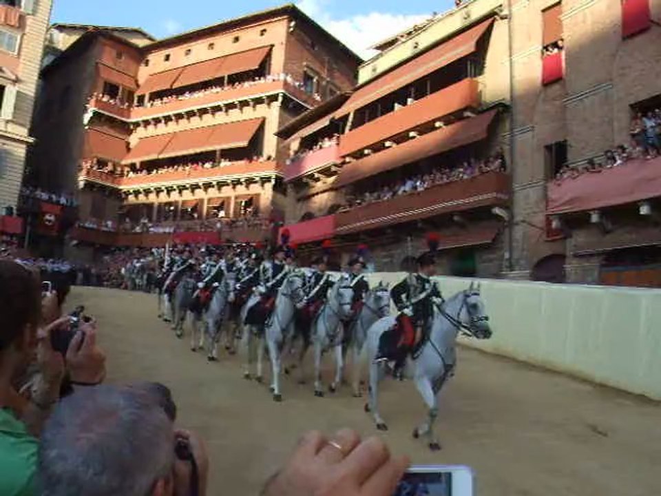Palio Sienne, passage de la garde montée