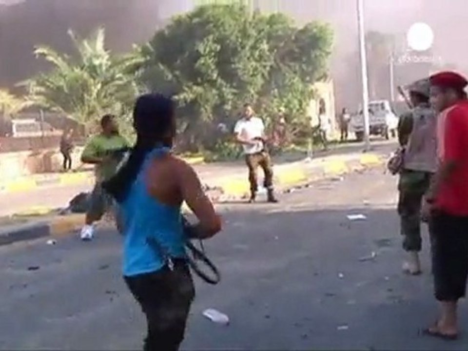 Gaddafi still elusive as rebels tighten grip on Tripoli