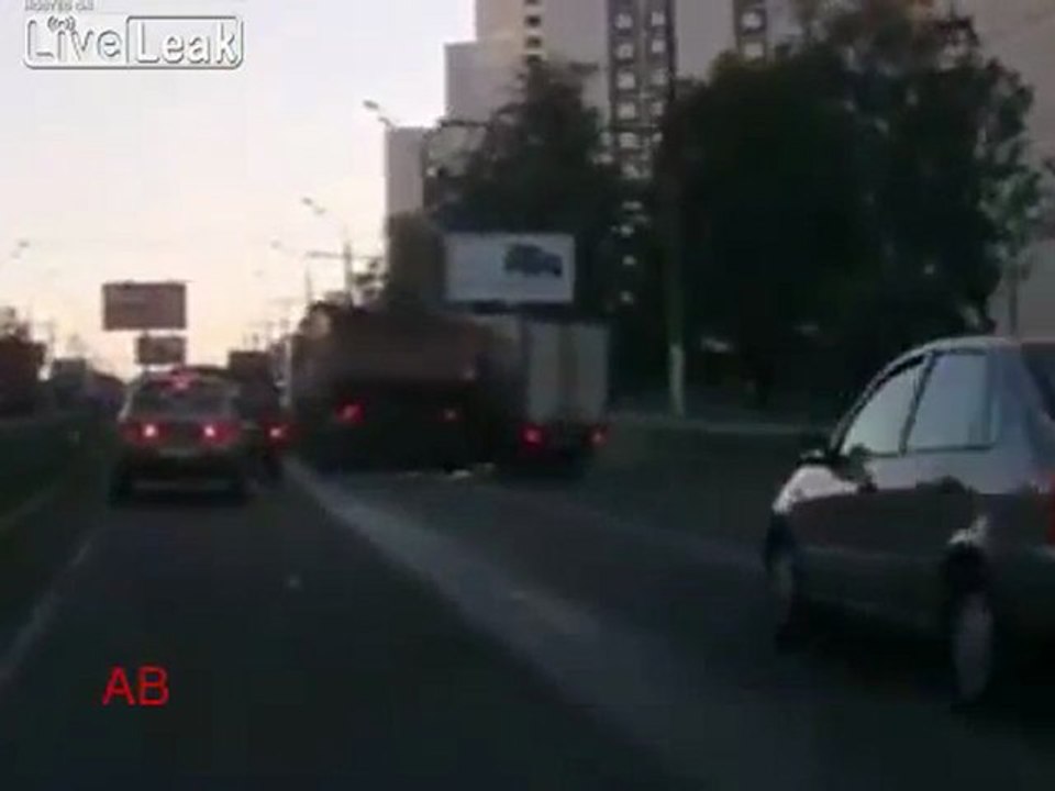 LKW-Fahrer schläft ein und fährt in das Ende eines Staus