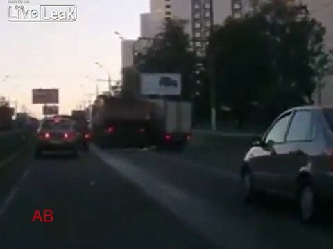 LKW-Fahrer schläft ein und fährt in das Ende eines Staus