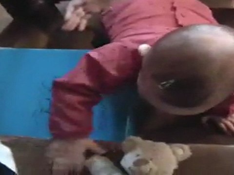 Jeanne grimpe les escaliers