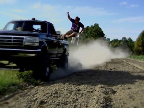 Il frole la mort sur un pick up