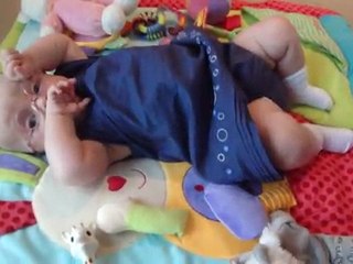 26-08-2011 sur son tapis d'éveil