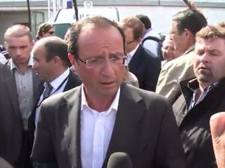 Hollande justifie avec humour son retard à l'université PS