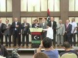 Rebeldes libios combaten y gobiernan Trípoli