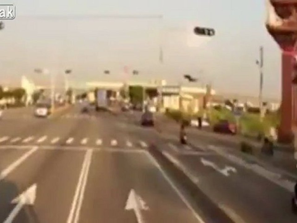 Scooter Fahrer kracht in ein Auto