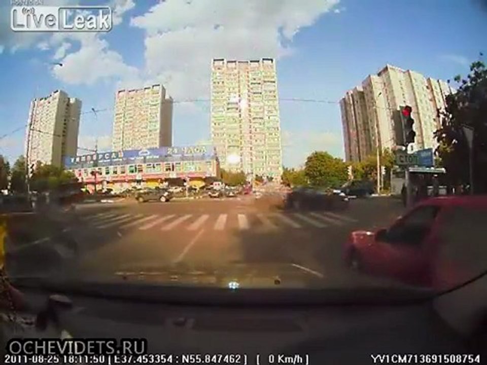 Auto krachte in eine Bushaltestelle in Russland