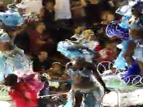 STAGES de SALSA A CUBA ET CARNAVAL AVEC WWW.DANSACUBA.COM CARNAVAL 2011 SANTIAGO DE CUBA .UN CHAR DE FOLIE AVEC DES DANSEURS QUI ASSURENT GRAVE.
