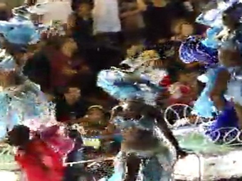 STAGES de SALSA A CUBA ET CARNAVAL AVEC WWW.DANSACUBA.COM  CARNAVAL 2011 SANTIAGO DE CUBA .UN CHAR DE FOLIE AVEC DES DANSEURS QUI ASSURENT GRAVE.