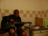karol spiewa i gra na gitarze