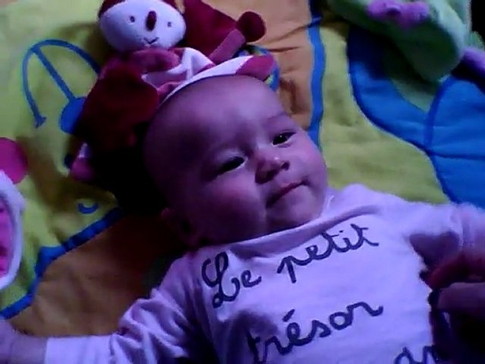 bébé d'amour rit aux éclats !