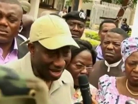 Nigerian president visits U.N. blast site