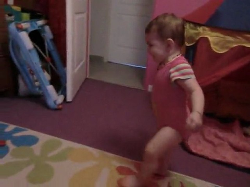 rapha qui joue avec son bébé et sa poussette 14 mois