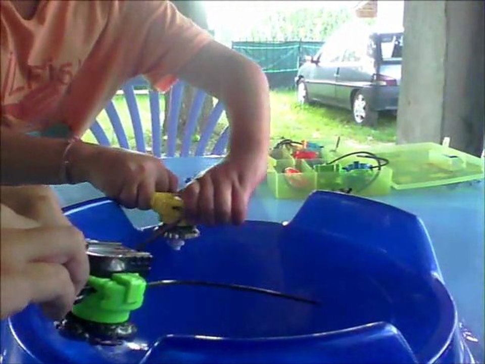 combat de toupie beyblade destroy L-DRAGO VS rock leone