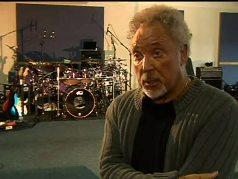 Tom Jones rushed to hospital with dehydration