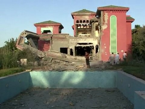 Rebels takeover Kadhafi's bombed out country home