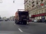 Russian Style - Radfahrer hinter Abfall LKW